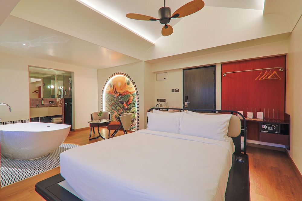 Treepie - Superior Room with Bathtub photo 2