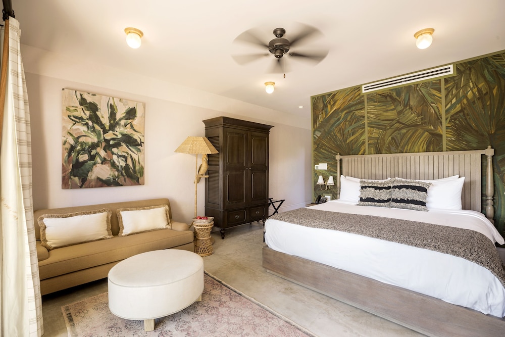 Deluxe Room, 1 King Bed, Pool View photo 3
