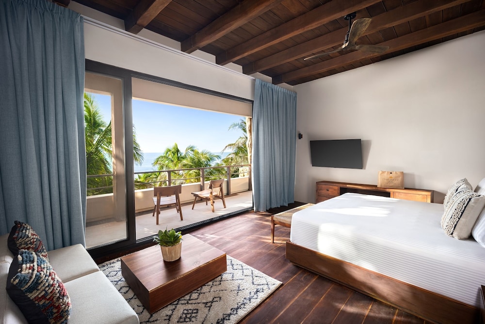 Casa Zamna Ocean Front Master Suite King Bed