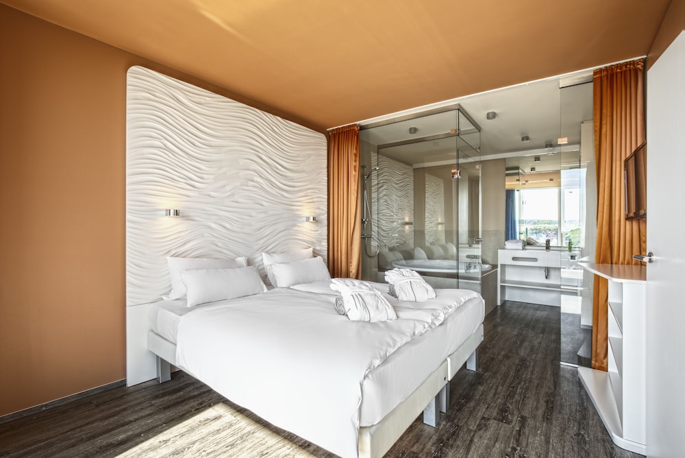 Double room lateral sea view thumbnail 5
