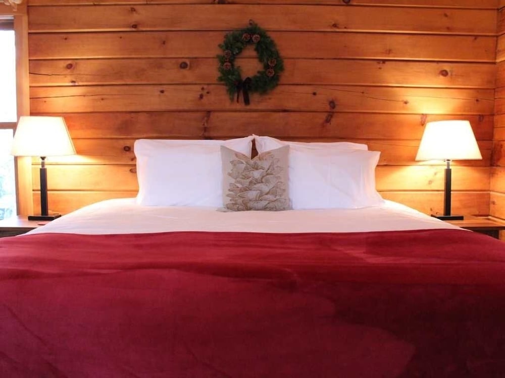 Honeymoon Cabin, Hot Tub (Trillium Cabin) photo 3