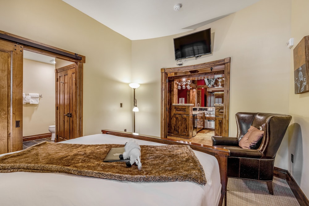 1 Bedroom Hospitality Suite - Photo 2