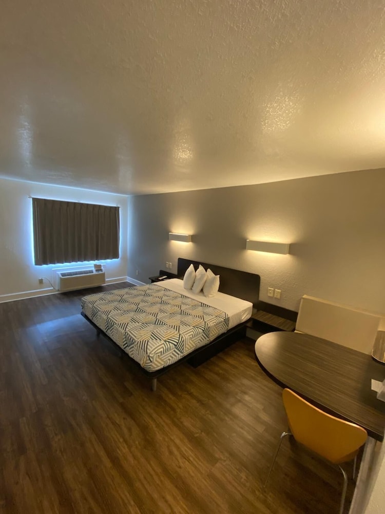 Deluxe Suite, 1 King Bed, Non Smoking, Hot Tub photo 2