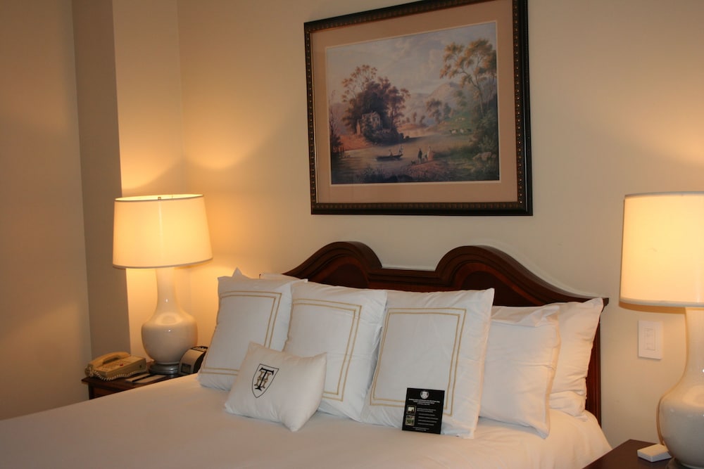 Queen Deluxe Room