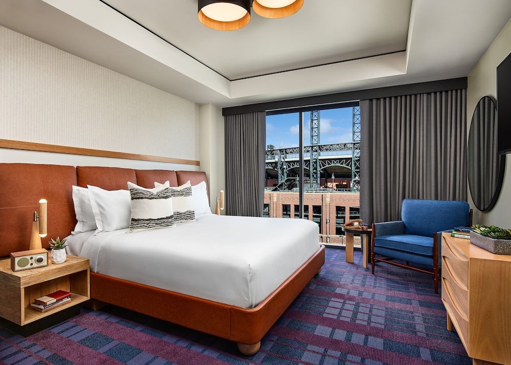 Suite, 1 King Bed, Accessible, Corner (Legend)