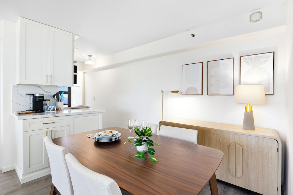 Premium Remodeled Condo with Ocean View and Parking: Premium Apartment, 1 King Bed with Sofa bed, Ocean View (WB 2713 T1) photo