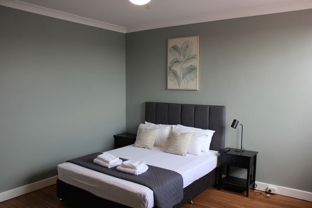 Queen Room (Shared Bathroom) photo 3