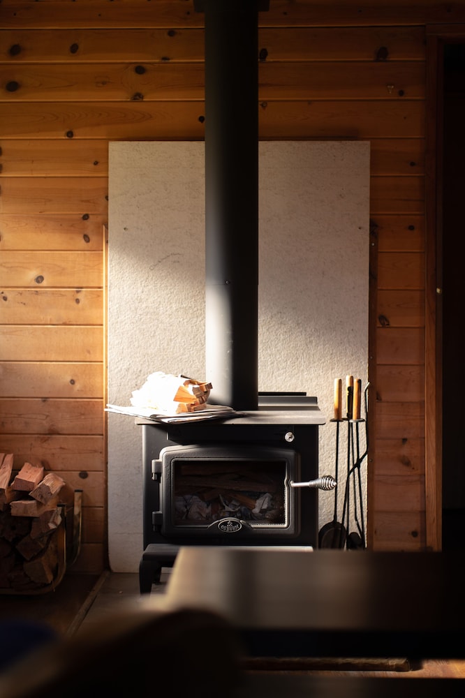 Small Vintage Cabin - Ocean View with Fireplace & Kitchenette