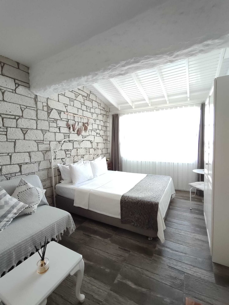 Comfort Room, Multiple Beds, City View