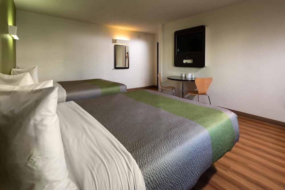 Deluxe Room, 2 Queen Beds, Smoking, Refrigerator & Microwave photo 3