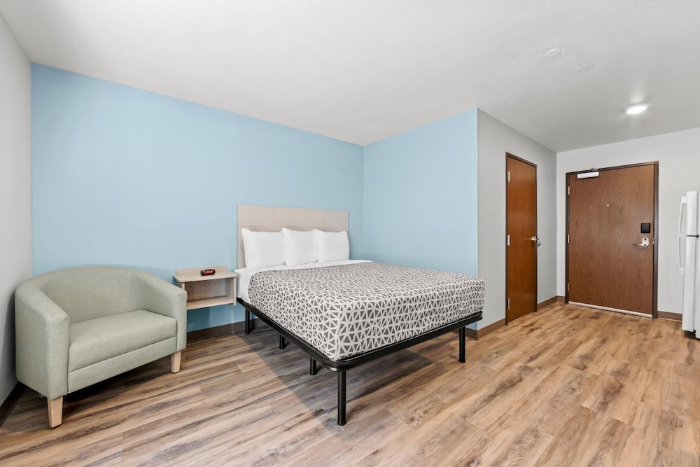 Suite, 1 Queen Bed, Non Smoking photo 2