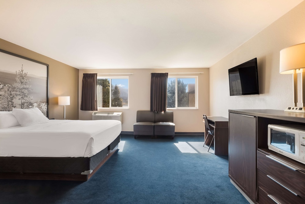 Suite, 1 King Bed, Non Smoking - Photo 3