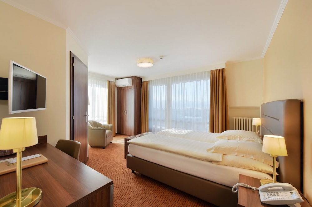 Superior Twin Room, Balcony, Lake View - Photo 2
