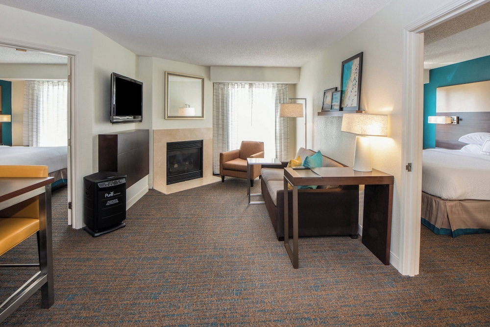 Suite, 2 Bedrooms, Fireplace - Photo 3