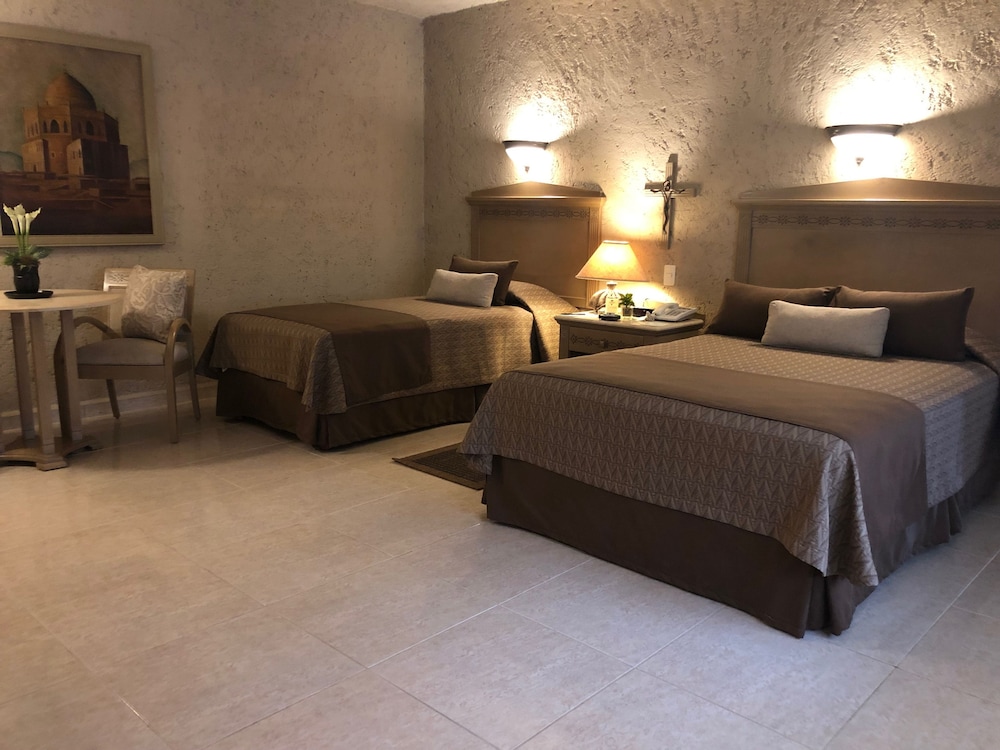 Exclusive Suite, 2 Queen Beds, Kitchenette