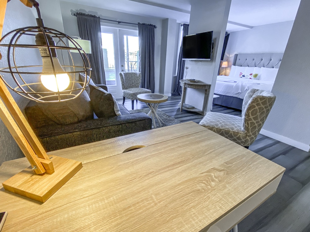 Elite Suite, 1 King Bed, Patio