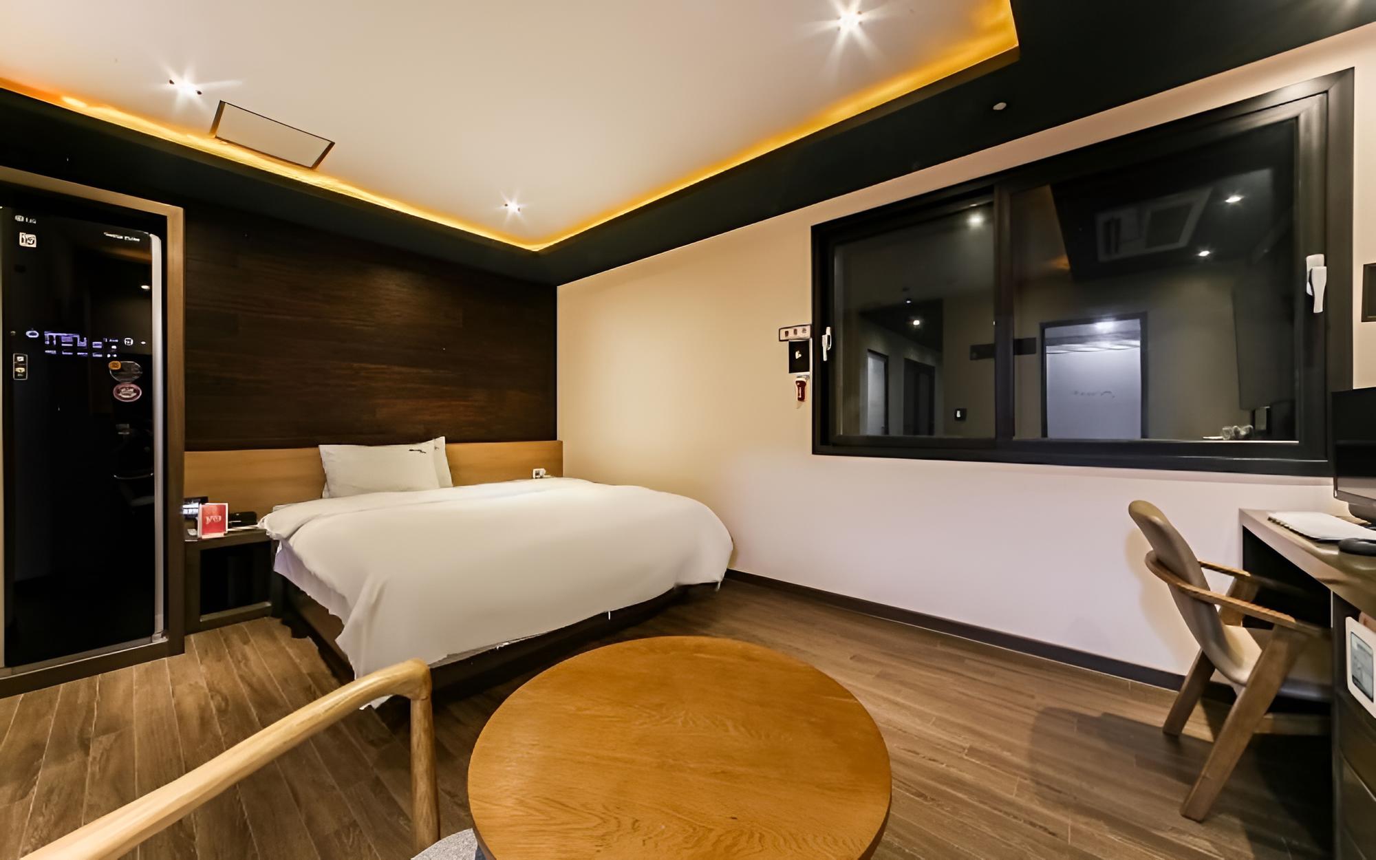 Room (Standard (65" smart TV + styler equip)