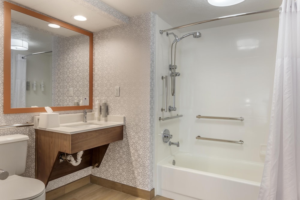 Room, 1 Double Bed, Accessible, Bathtub (Mobility & Hearing) - Photo 9
