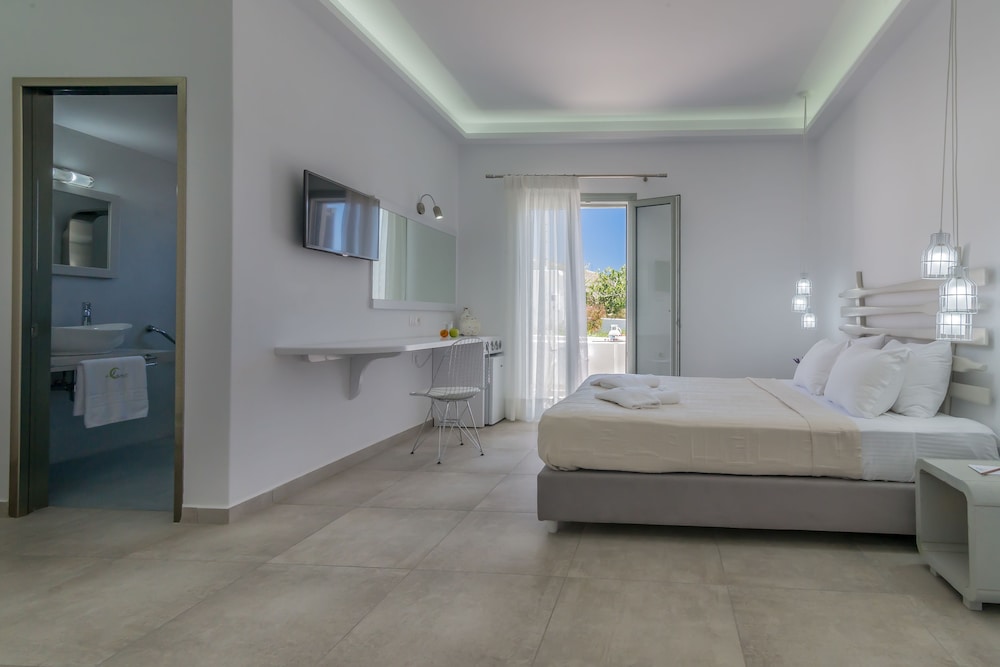 Deluxe Triple Room, Partial Sea View photo 2