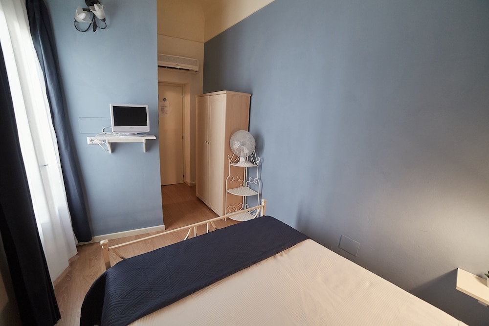 Basic Double Room, 1 Double Bed, Non Smoking (Small Room, vista corte interna) photo 3