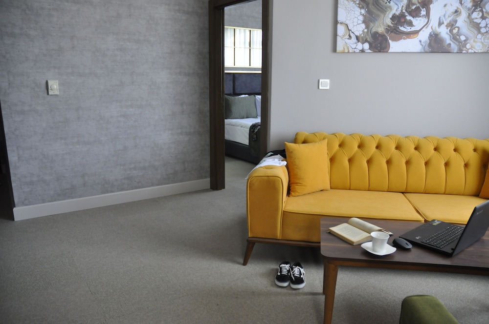 Corner Suite - Photo 7