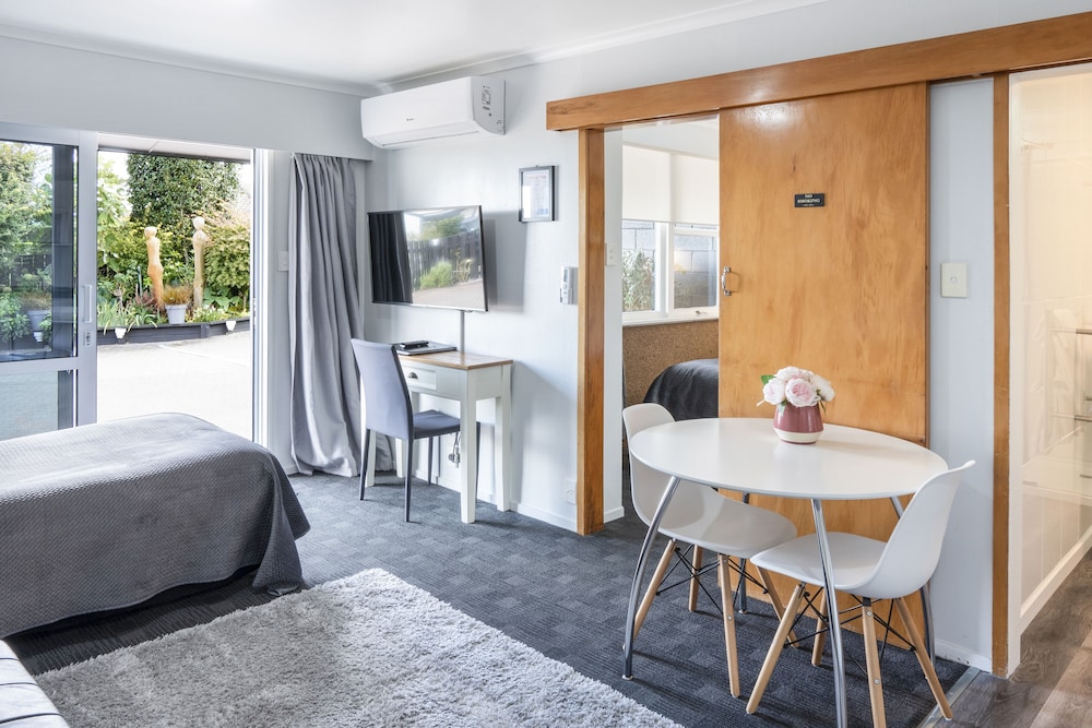 One Bedroom (Single in Lounge) photo 1