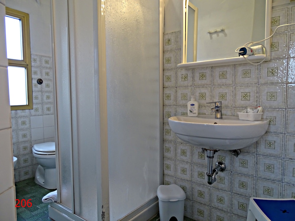 Classic Double or Twin Room - Photo 10