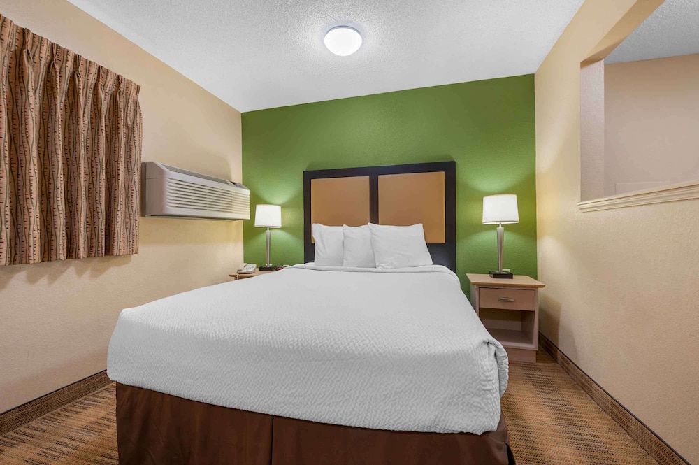 Deluxe Studio, 1 Queen Bed with Sofa bed, Non Smoking