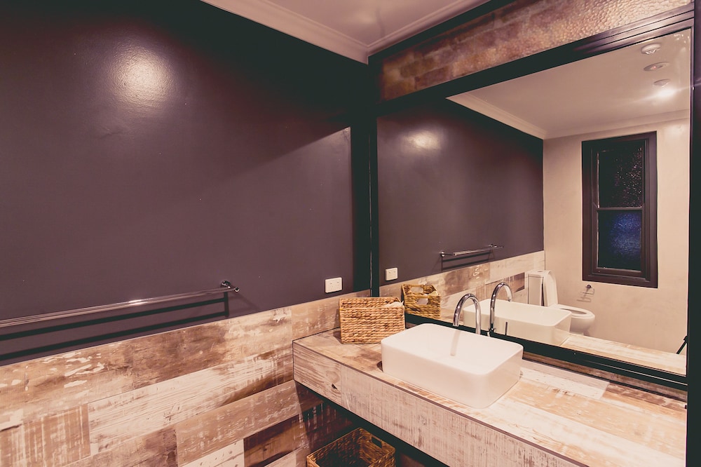 Deluxe Queen Room with Shared Bathroom photo 3