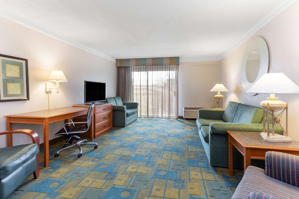 Suite, 1 King Bed, Non Smoking (Courtyard/Pool View) photo 1