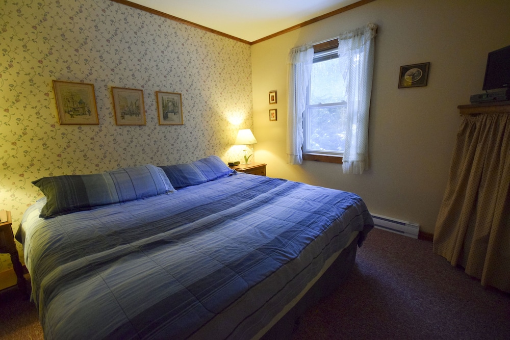 One Bedroom w/ King Bed & Sleeper Sofa photo 1