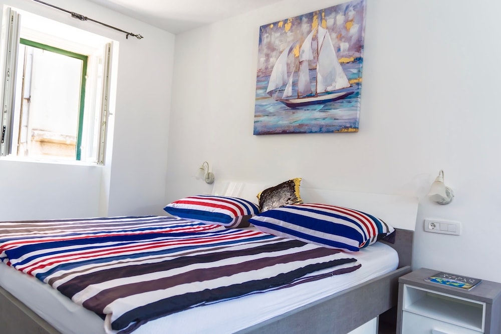 Superior Studio, 1 King Bed photo 2