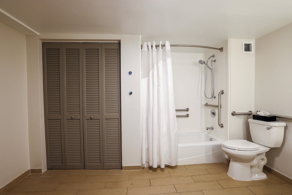 Room, 1 Queen Bed, Accessible, Non Smoking (Mobility) - Photo 7