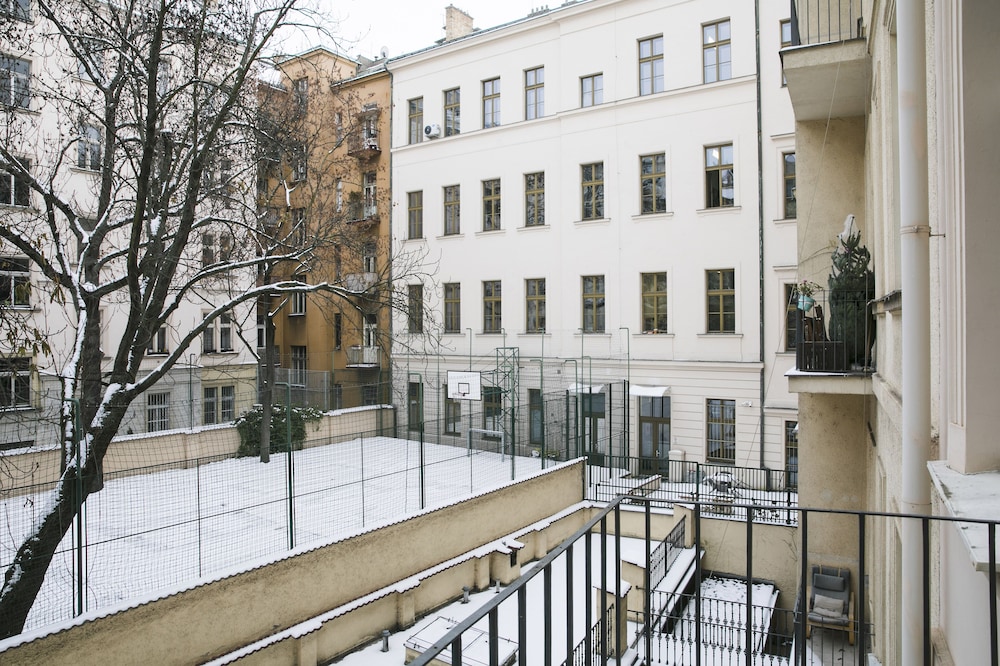 Medium Room with Balcony photo 2