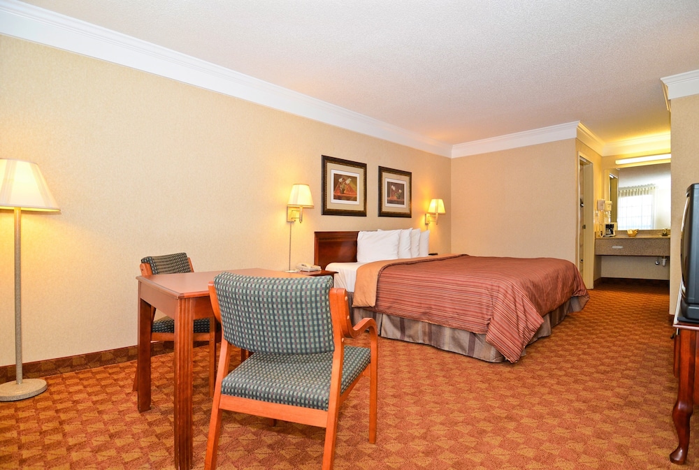 Standard Room, 1 King Bed, Smoking, Refrigerator & Microwave photo 1