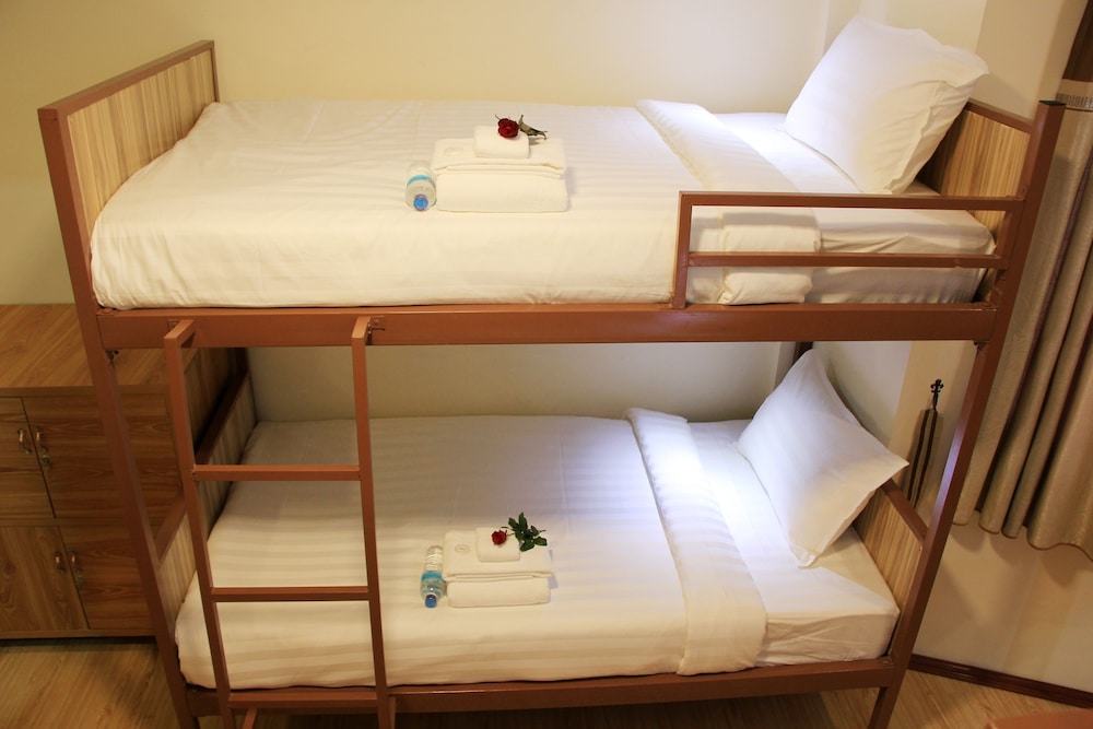 4 Beds Mixed Drom Room photo 3