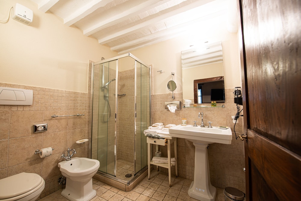Deluxe Double Room - Photo 11