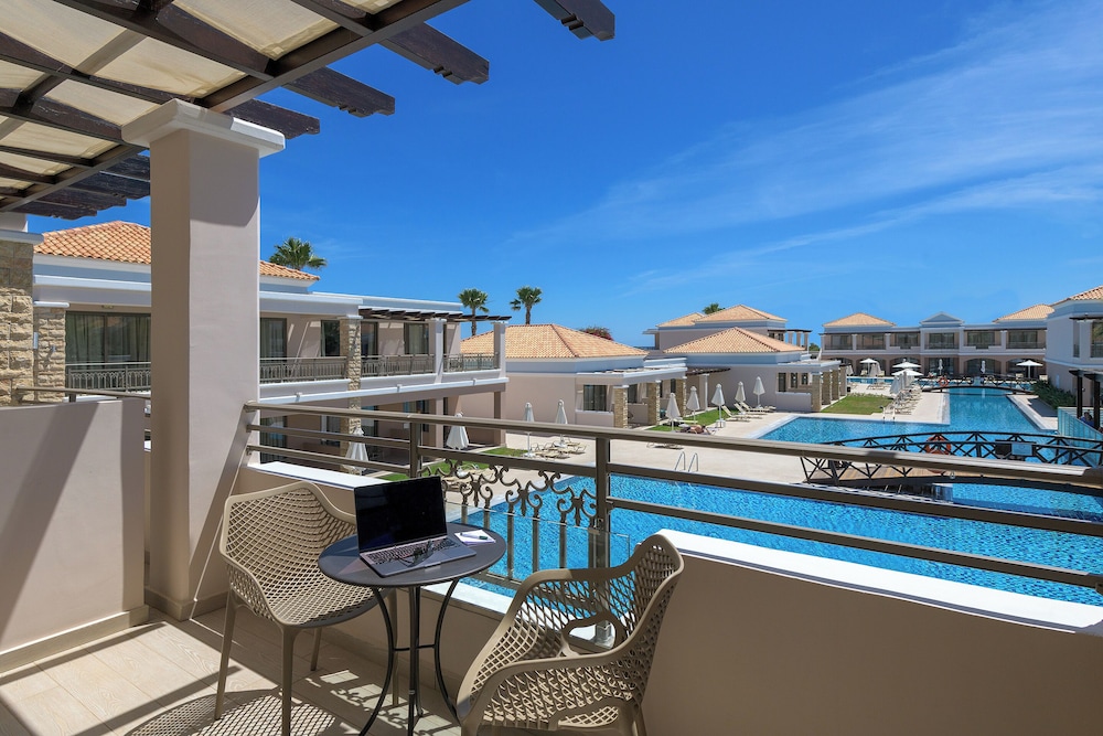 Family Suite, Pool View photo 2
