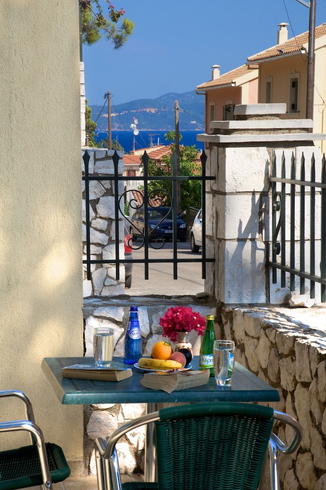 Luxury Studio, 1 Double Bed, Lanai, Courtyard Area photo 3