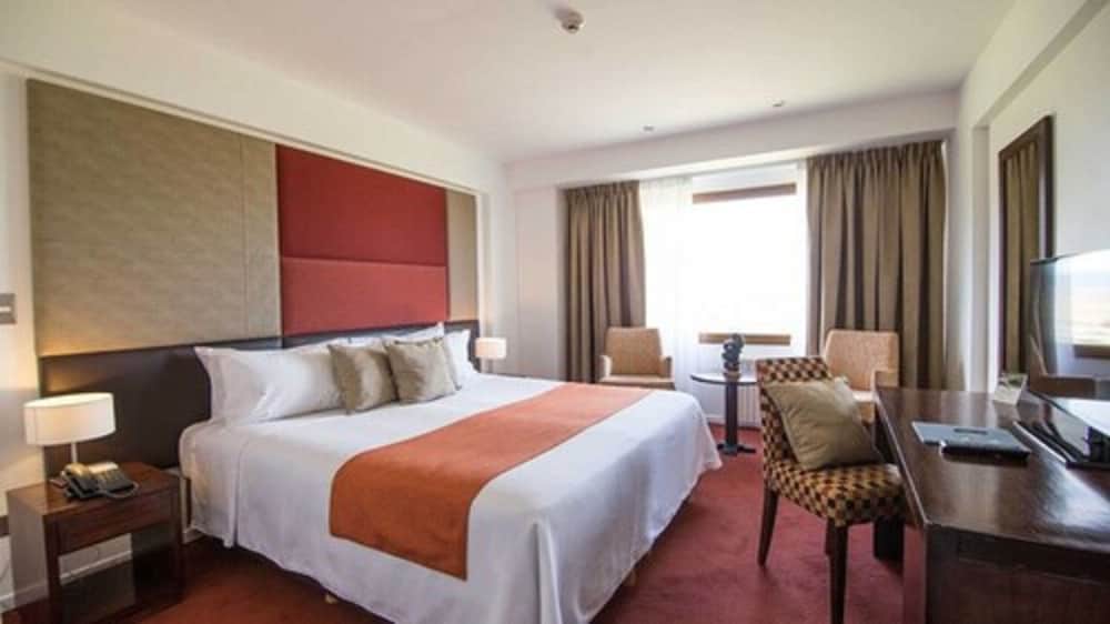 Deluxe Room, 1 Queen Bed, Lake View photo 1
