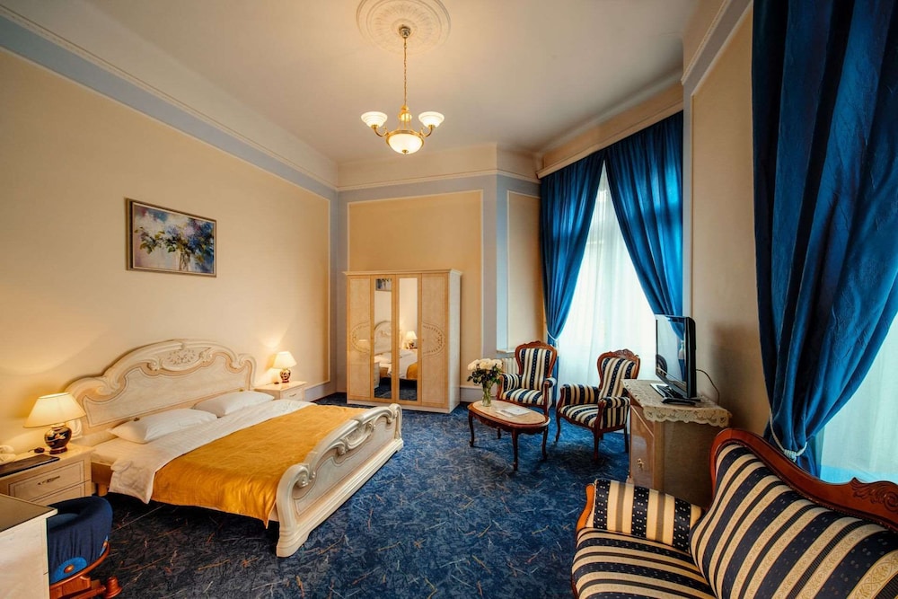 Standard Double or Twin Room - Photo 10