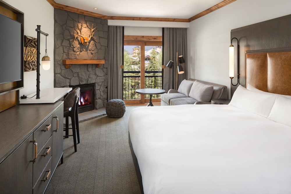 Deluxe Room, 1 King Bed with Sofa bed, Fireplace (Mobility Accessible, Tub) - Photo 1