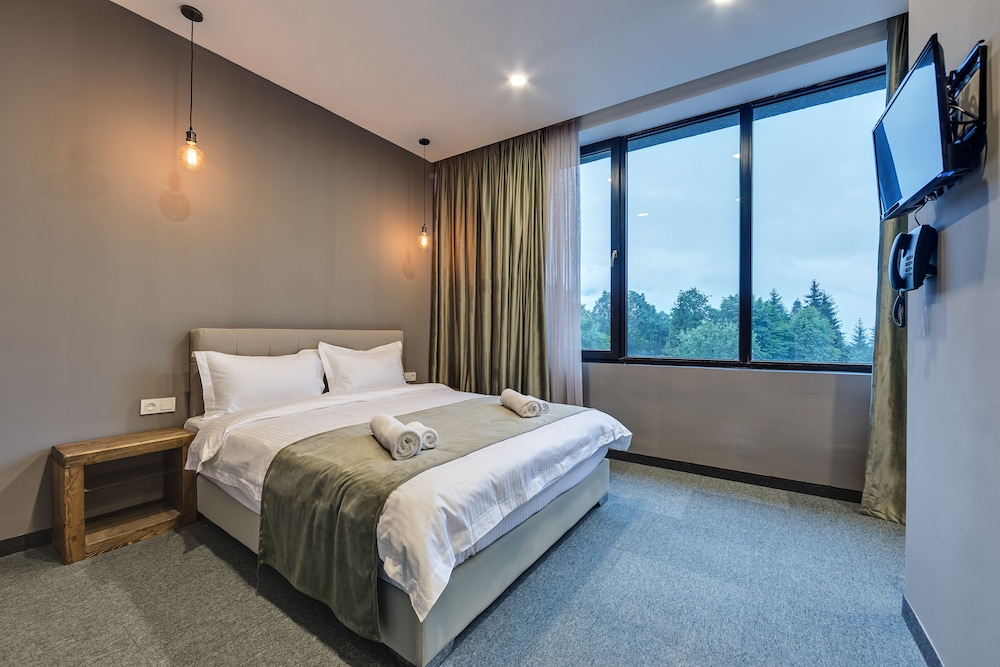 Classic Room, Multiple Beds, Pool View