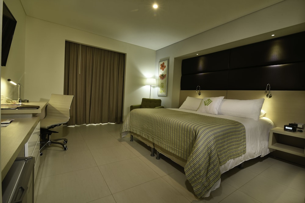 Standard Room, 1 King Bed photo 3
