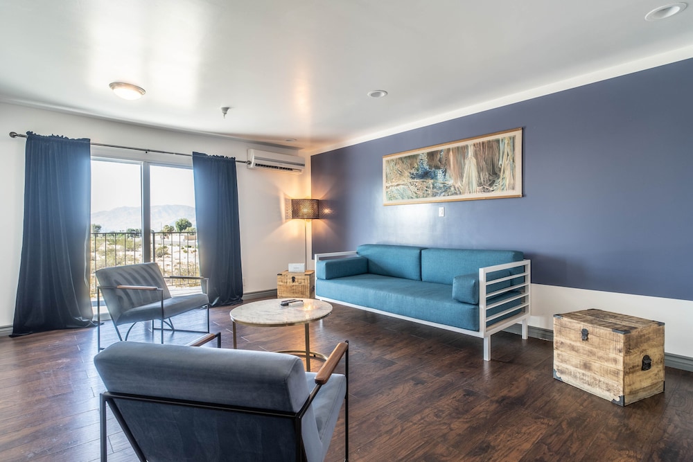 Suite, 1 King Bed, Kitchenette, Mountain View - Photo 1