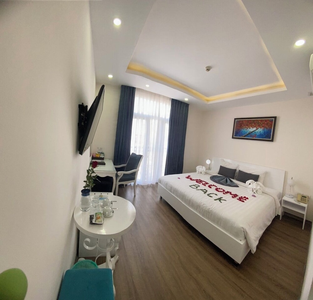 Deluxe Room, 1 King Bed photo 3