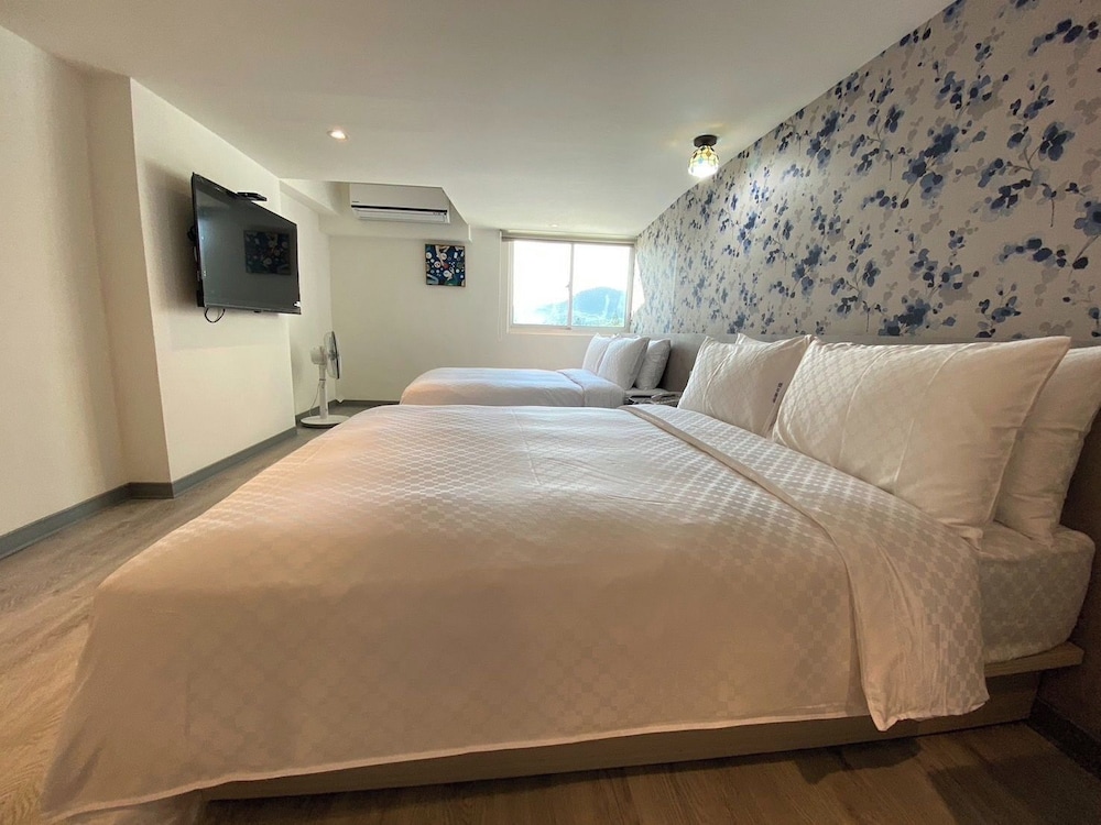 Deluxe Quadruple Room - Photo 2