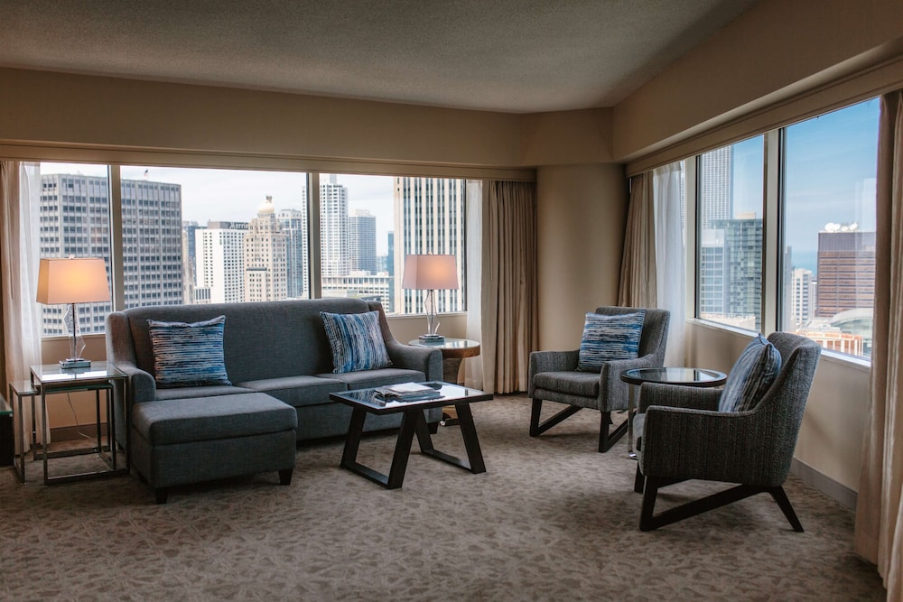 Executive Suite, 1 King Bed, City View - Photo 3