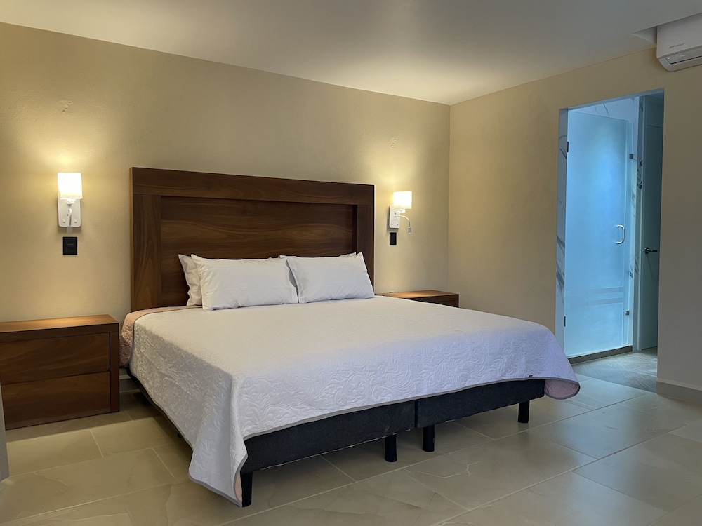Superior Double Room, 1 King Bed, Balcony, City View photo 3