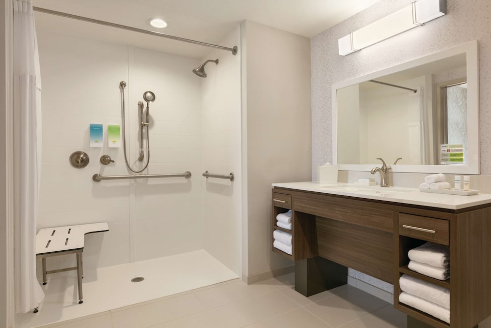 Suite, 1 Queen Bed, Accessible (Mobility & Hearing, Roll-in Shower) - Photo 4